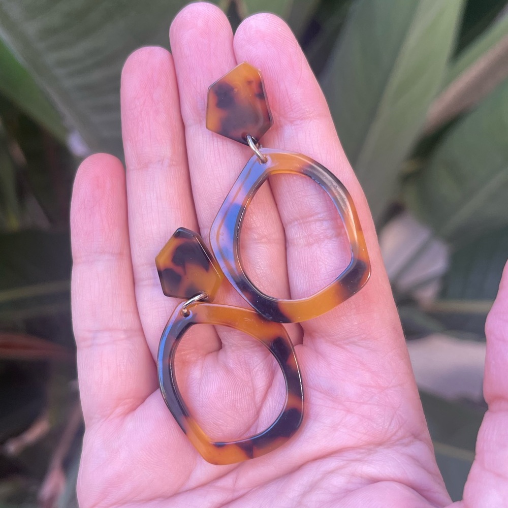 Tortoiseshell Pattern Lucite Drop Earrings - image 4